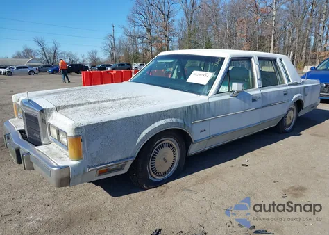 1989 Lincoln Town Car z USA, uszkodzony, nr VIN 1LNBM81FXKY812677